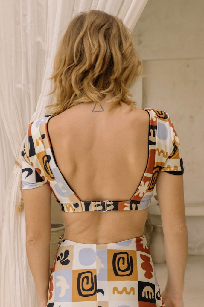 Hailey Sleeved Cropped Top (Retro/Onyx)