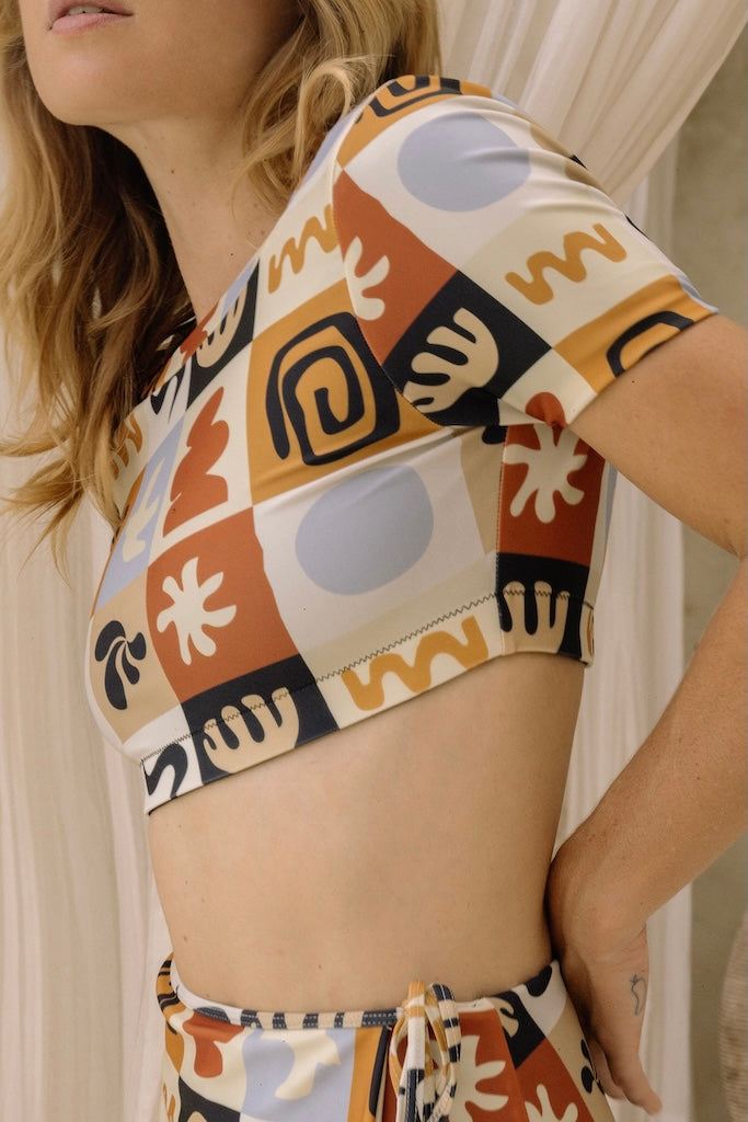 Hailey Sleeved Cropped Top (Retro/Onyx)
